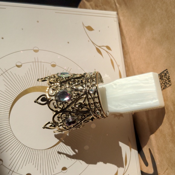 B&BW Glittering Crown Light-Up Wallflower Plug - Picture 5 of 5